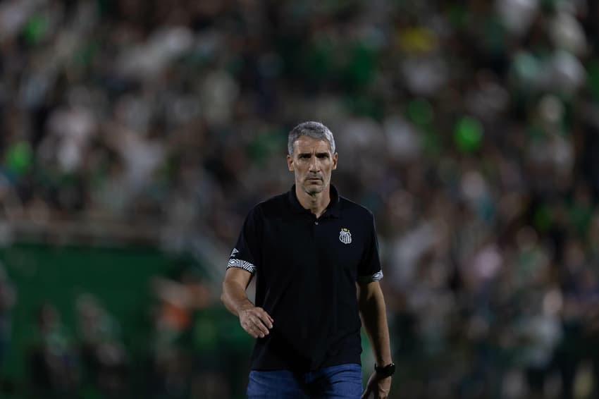 Vojvoda comandou o Santos em 24 jogos e conquistou apenas 7 vitórias até aqui. (Foto: Liamara Polli/ Agif/Gazeta Press)