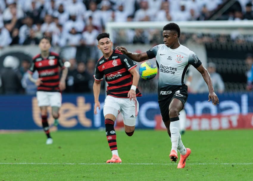 Corinthians e Flamengo se enfrentam pela 8ª rodada do Brasileirão (Foto: Vilmar Bannach/EkobanPress/GazetaPress)