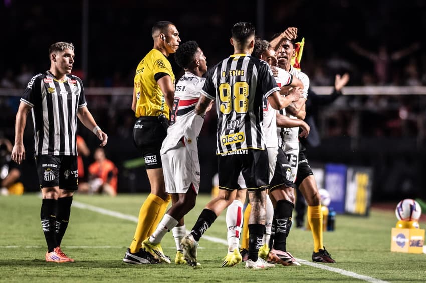 Confusão durante clássico entre o São Paulo e o Santos, no Morumbis. (Foto: Guilherme Veiga/PXIMAGES)
