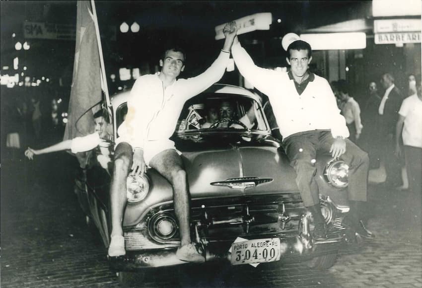 Edison Mandarino (e) e Thomaz Koch após uma das vitórias (Foto: Associação Leopoldina Juvenil)