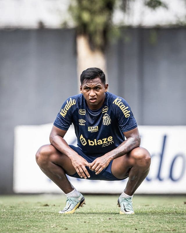 Morelos não se reapresentou no Santos nesta sexta-feira (2), no CT Rei Pelé. (Foto: O atacante Alfredo Morelos tem situação indefinida no Santos. (Foto: Raul Baretta/ Santos FC)