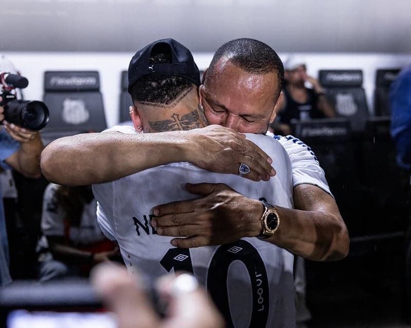 Neymar abraça o pai durante evento de apresentação na Vila Belmiro. (Foto: Raul Baretta/ Santos FC)
