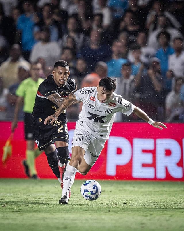 Santos e São Paulo se enfrentaram pela última vez em setembro do ano passado, na Vila Belmiro. Na foto, Barreal e Mailton durante a partida. (Foto: aul Baretta/ Santos FC)