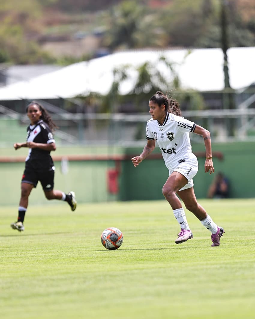 Carol Corrêa, do Botafogo, domina bola em clássico contra o Vasco pelo Carioca Feminino. (Foto: Arthur Barreto/Botafogo)