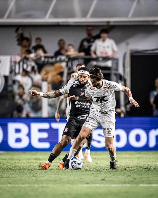 Memphis e Lautaro Díaz em clássico entre Corinthians e Santos, na Vila Belmiro (Foto: Raul Barreta/ Santos FC)