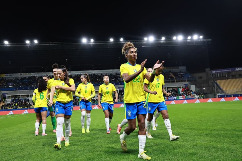 Luany, Bruninha e demais atletas da Seleção Brasileira feminina comemoram vitória em amistoso na Europa. (Foto: Lívia Villas Boas / CBF)