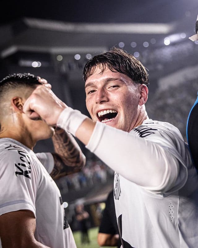 Rollheiser marca o gol da vitória do Santos diante do Palmeiras, na Vila Belmiro, em novembro do ano passado. (Foto: Raul Baretta/ Santos FC)