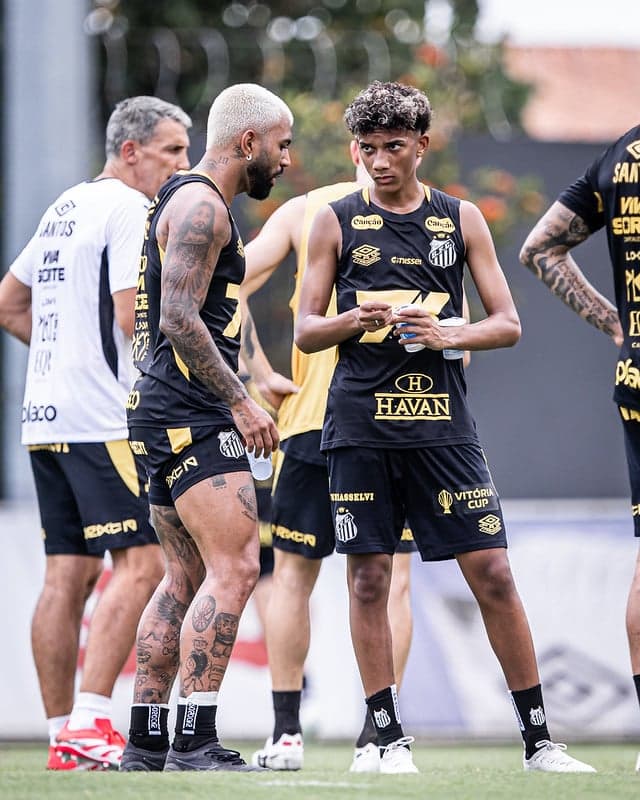 Gabigol ao lado de Robinho Jr. em treino comandado por Juan Pablo Vojvoda. (Foto: Raul Baretta/ Santos FC)