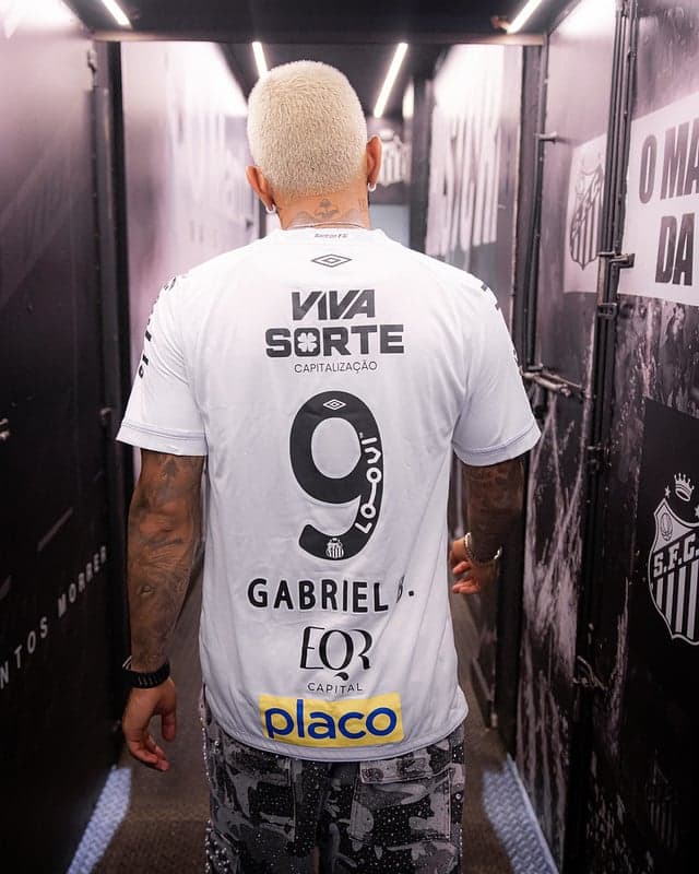 Gabriel Barbosa visita a Vila Belmiro com a camisa 9. (Foto: Raul Baretta/ Santos FC)