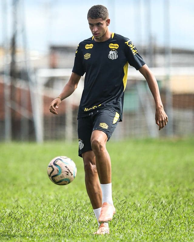 Vini Lira já fez a estreia pelo elenco profissional do Santos. (Foto: Reinaldo Campos/ Santos FC)
