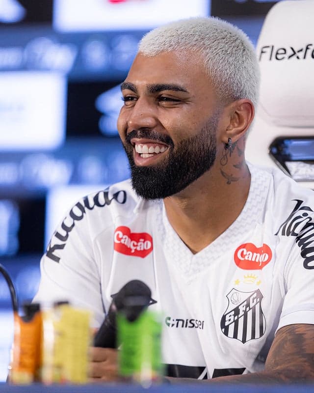 Gabriel Barbosa participa de entrevista coletiva com jornalistas na Vila Belmiro. (Foto: Raul Baretta/ Santos FC)