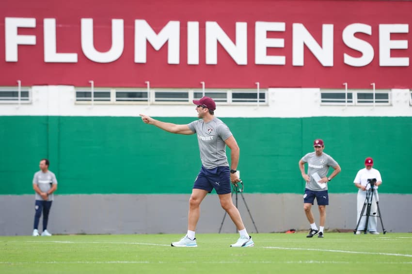 Zubeldía em treinamento pelo Fluminense (Foto: Marcelo Gonçalves/ Fluminense FC)