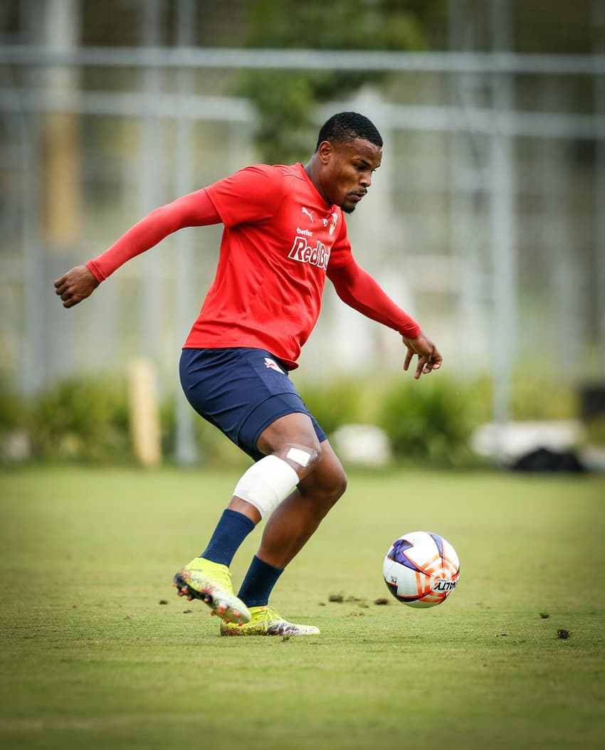 Nathan Mendes, possível reforço do Vitória, treina pelo Bragantino (Foto: Ari Ferreira/Red Bull Bragantino)