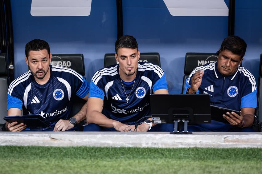 Wesley Carvalho e comissão de Tite (Foto: Gustavo Aleixo/Cruzeiro)