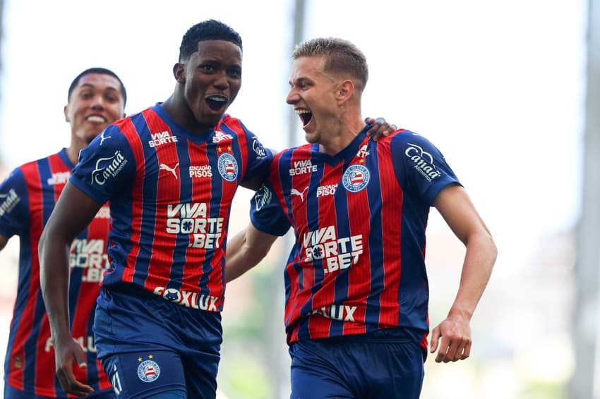 Jota e Ruan Pablo comemoram gol do Bahia contra o Jequié (Foto: Letícia Martins / EC Bahia)