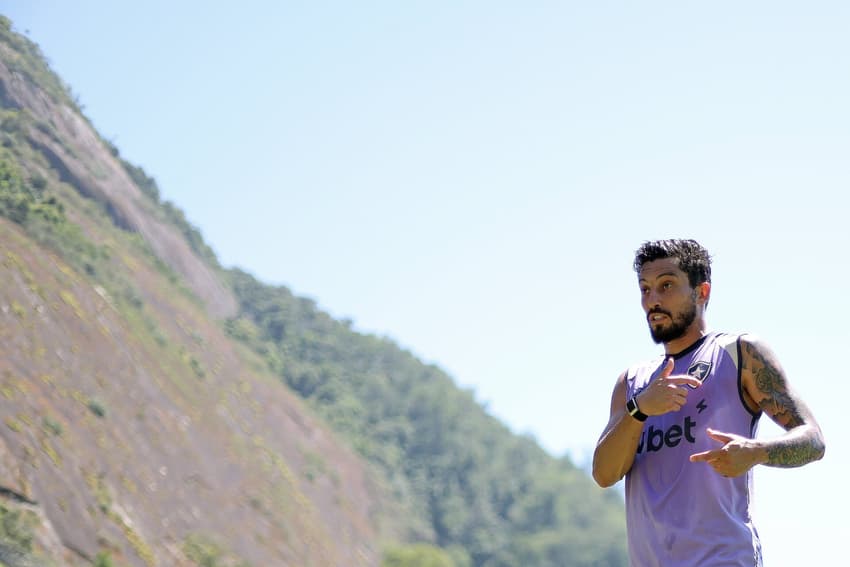 Alex Telles em treino do Botafogo (Foto: Vítor Silva/Botafogo)