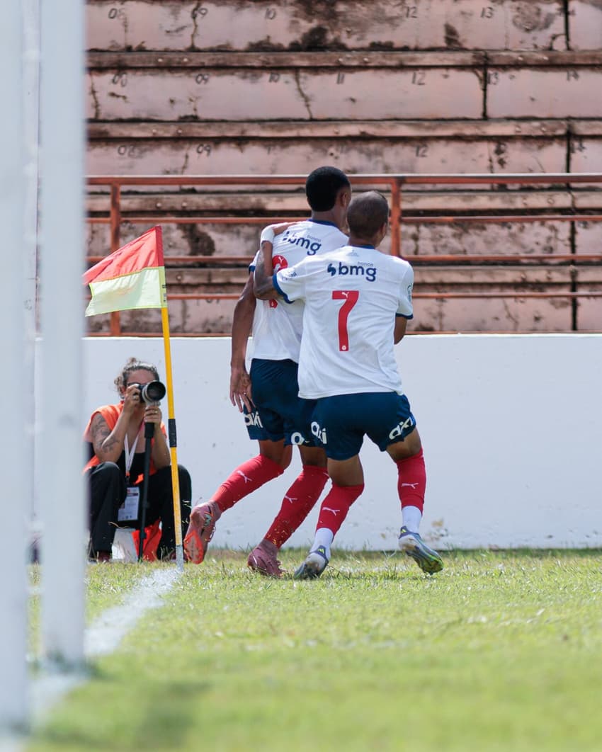 Fernando Gabriel e Carioca comemoram gol do Bahia na Copinha (Foto: Agatha Marques/@agathamarquesfoto)