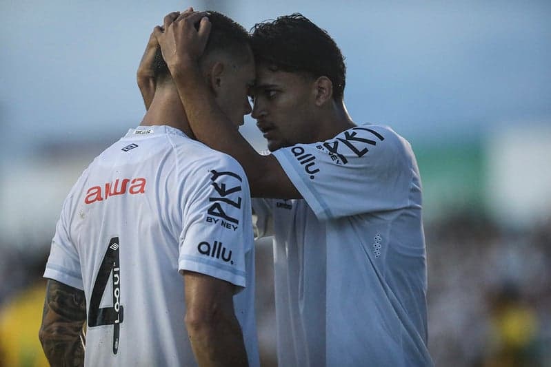 JP Chermount e Mateus Xavier celebram vitória do Santos na Copinha. (Foto: Reinaldo Campos/ Santos FC)