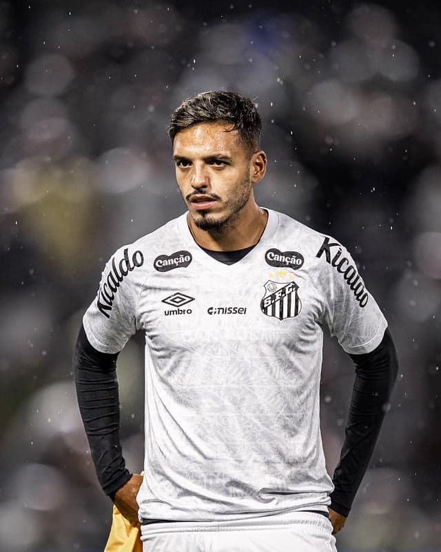 Gabriel Menino durante o aquecimento do time do Santos antes da partida contra o Palmeiras, em Barueri (SP). (Foto: Raul Baretta/ Santos FC)