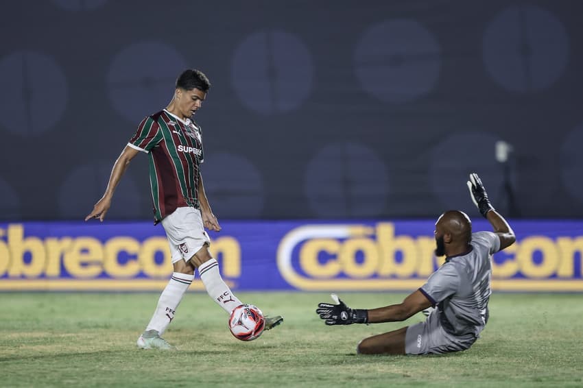 Júlio Fidelis quase marca para o Fluminense (Foto: Lucas Merçon/ Fluminense FC)