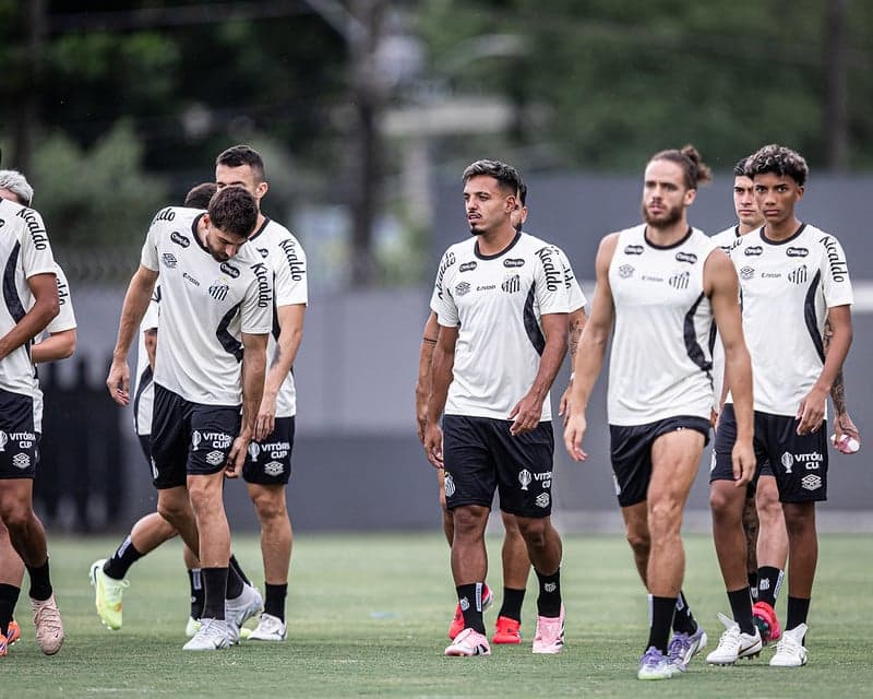 Gabriel Menino, o segundo reforço anunciado para a temporada, ao lado dos companheiros de elenco do Santos. (Foto: Raul Baretta/ Santos FC)