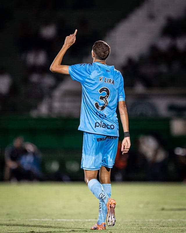 Vinicius Lira foi titular na vitória do Santos diante do Guarani, pelo Paulistão. (Foto: Raul Baretta/ Santos FC)