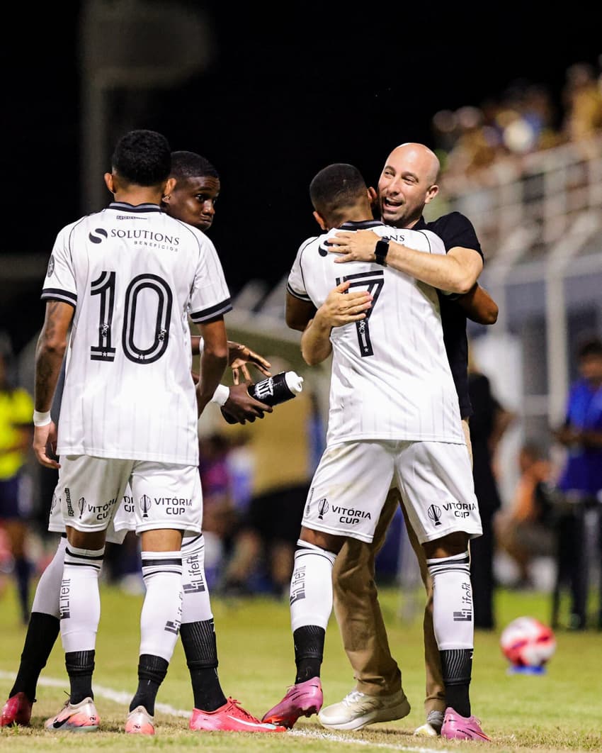 Rodrigo Bellão abraçando Kauan Toledo após gol do Botafogo (Foto: Arthur Barreto/Botafogo)