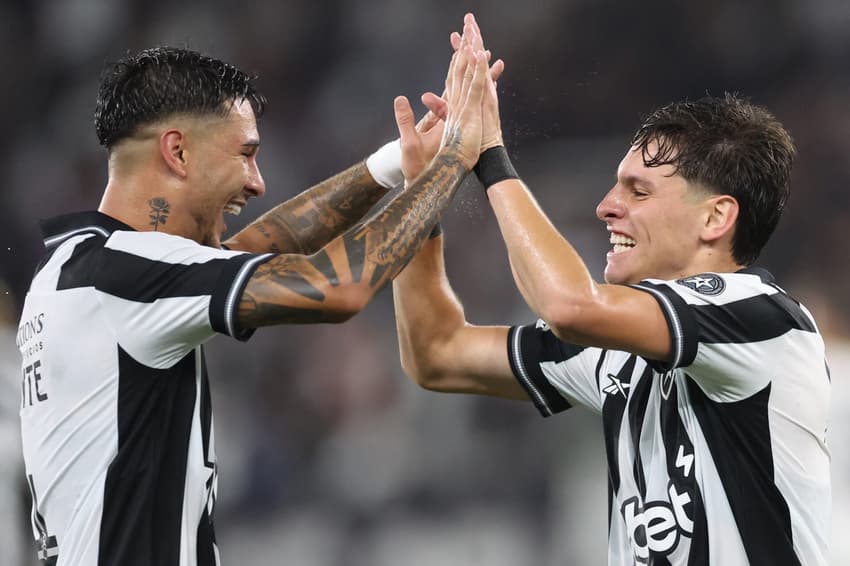 Mateo Ponte e Montoro comemorando gol do Botafogo (Foto: Vítor Silva/Botafogo)