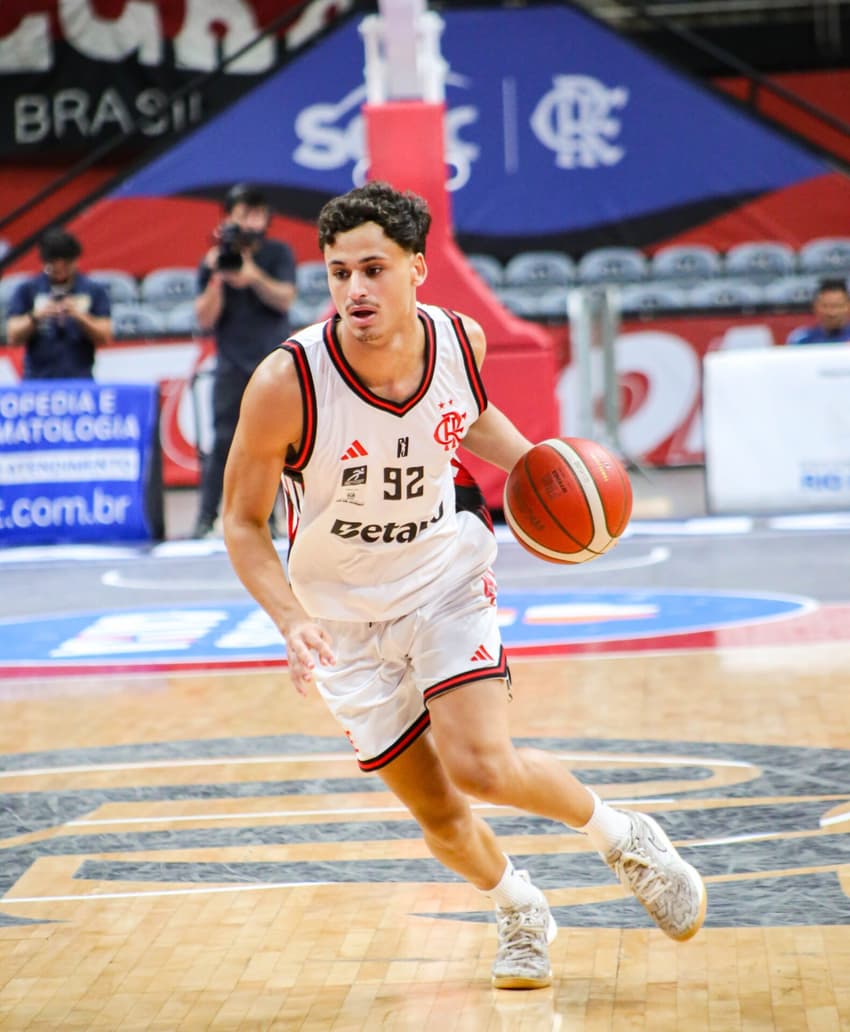 Matheus Gueiros é uma das promessas do basquete do Flamengo (Foto: Juliana Nascimento / CRF)