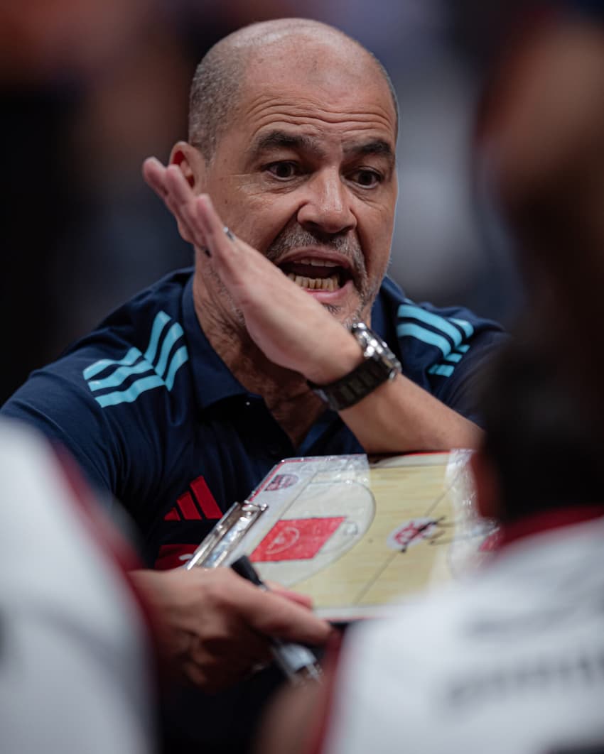 O treinador do Flamengo, Sergio Hernández durante a partida contra o São José pelo Super 8 (Foto: Paula Reis/ Flamengo)