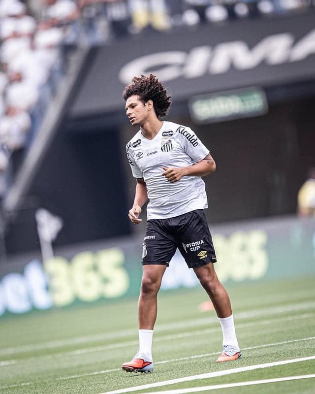 Willian Arão durante aquecimento do jogo do Santos contra o Red Bull Bragantino. (Foto: Raul Baretta/ Santos FC)