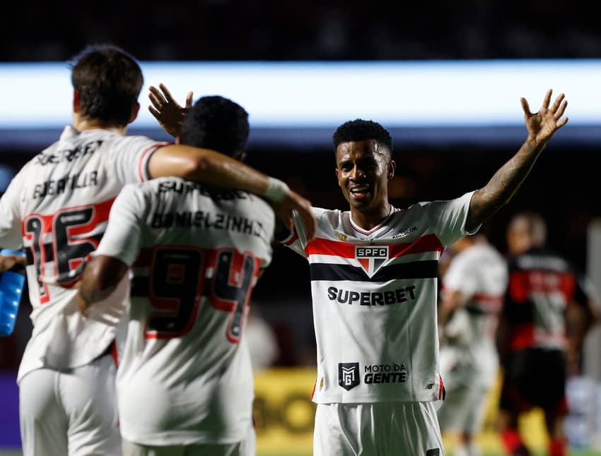 São Paulo saiu com a vitória no Morumbis (Foto: Rubens Chiri e Paulo Pinto/Saopaulofc.net)