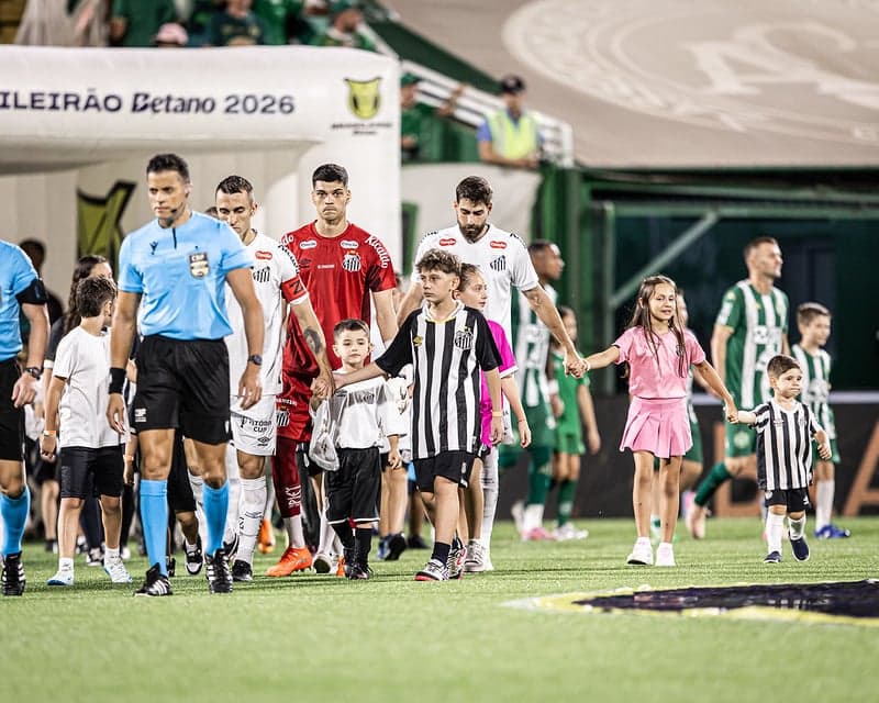 Gabriel Brazão entrando em campo pelo Santos na Arena Condá. (Foto: Raul Baretta/ Santos FC)