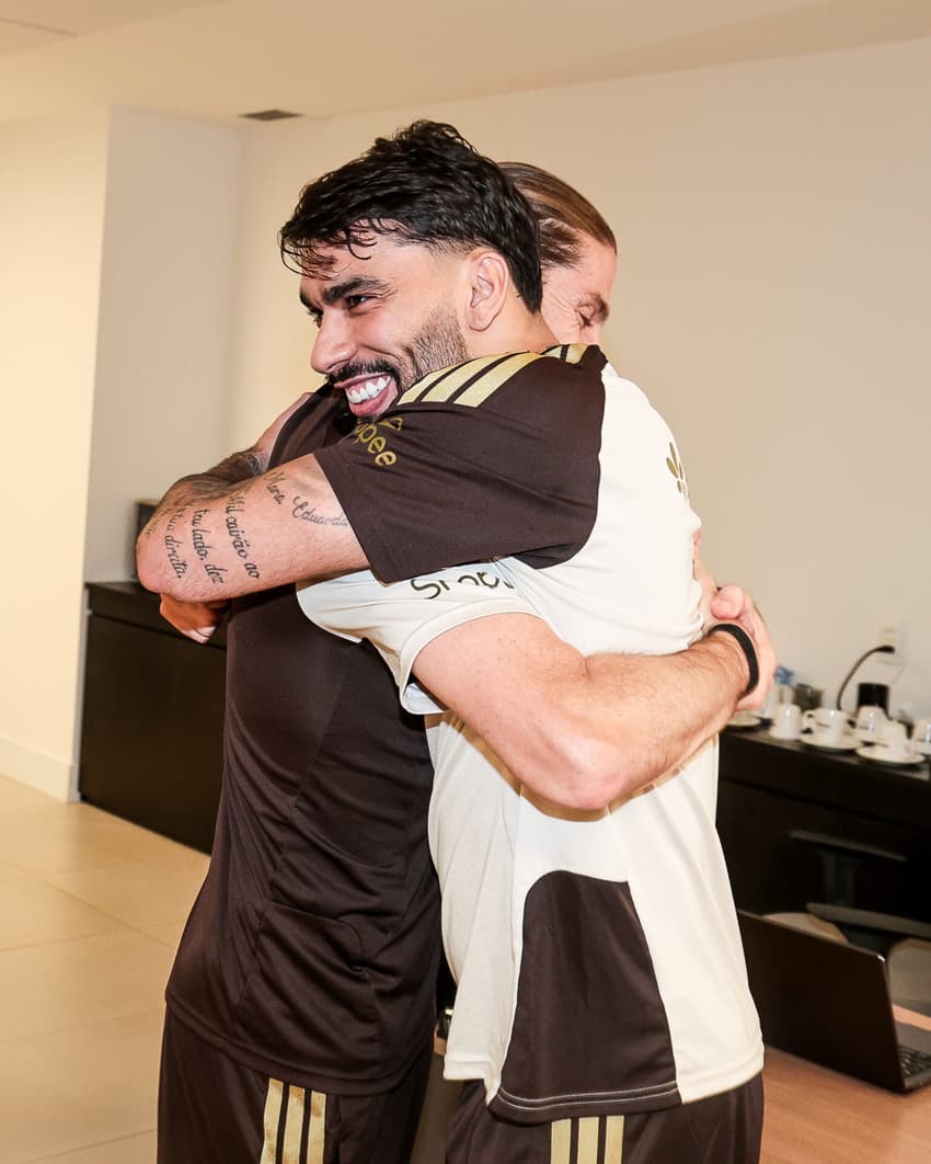 Lucas Paquetá com Filipe Luís, técnico do Flamengo (Foto: Gilvan de Souza/Flamengo)