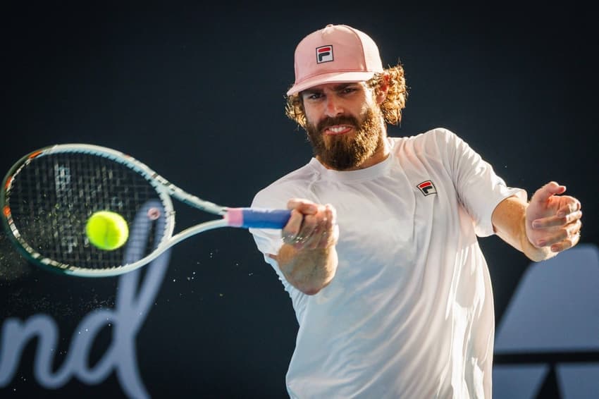 O americano Reilly Opelka devolve a bola na vitória sobre o australiano Dane Sweeny em Brisbane (Foto: Patrick HAMILTON / AFP)