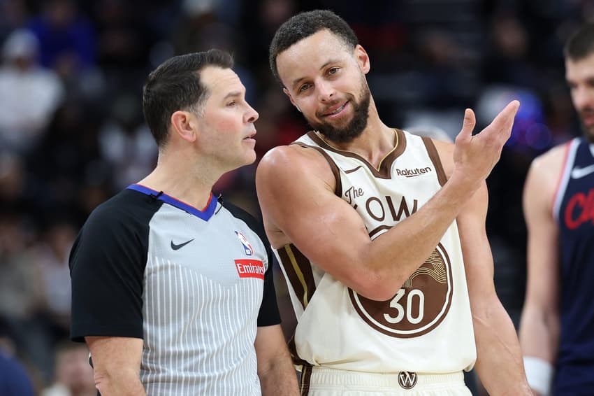 Stephen Curry reclamando com arbitragem antes da expulsão em Golden State Warriors x Los Angeles Clippers (Foto: Sean M. Haffey / GETTY IMAGES NORTH AMERICA / Getty Images via AFP)