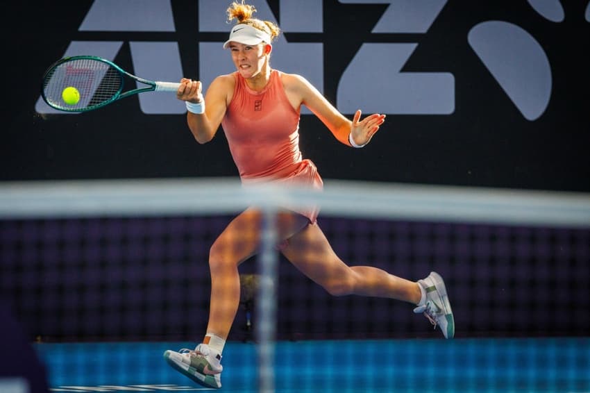 A russa Mirra Andreeva na vitória sobre a australiana Olivia Gadecki em Brisbane (Foto: Patrick HAMILTON / AFP)