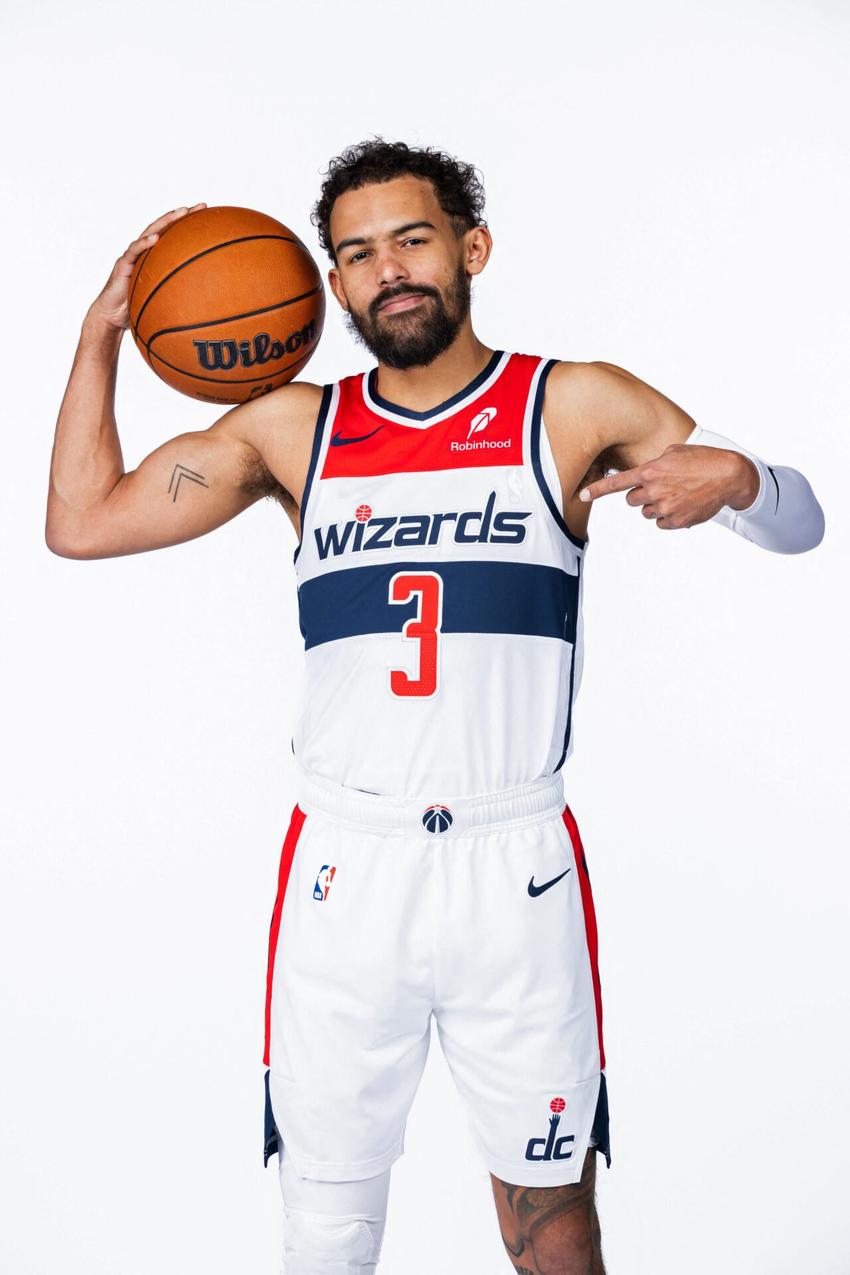 Trae Young para o media day do Washington Wizards (Foto: Stephen Gosling / NBAE / Getty Images / Getty Images via AFP)
