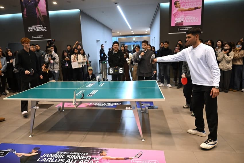 Jannik Sinner e Carlos Alcaraz jogam tênis de mesa em ação comercial em Seul