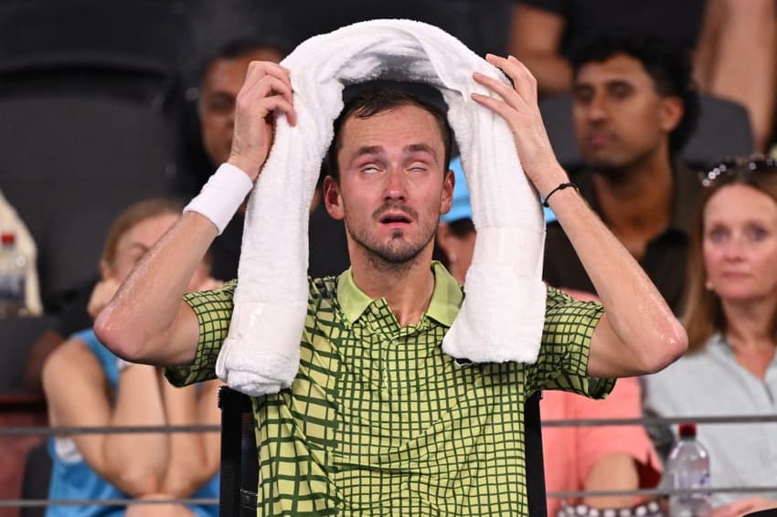 O russo Daniil Medvedev sofre com o calor na partida contra o polonês Kamil Majchrzak em Brisbane (Foto: William WEST / AFP)