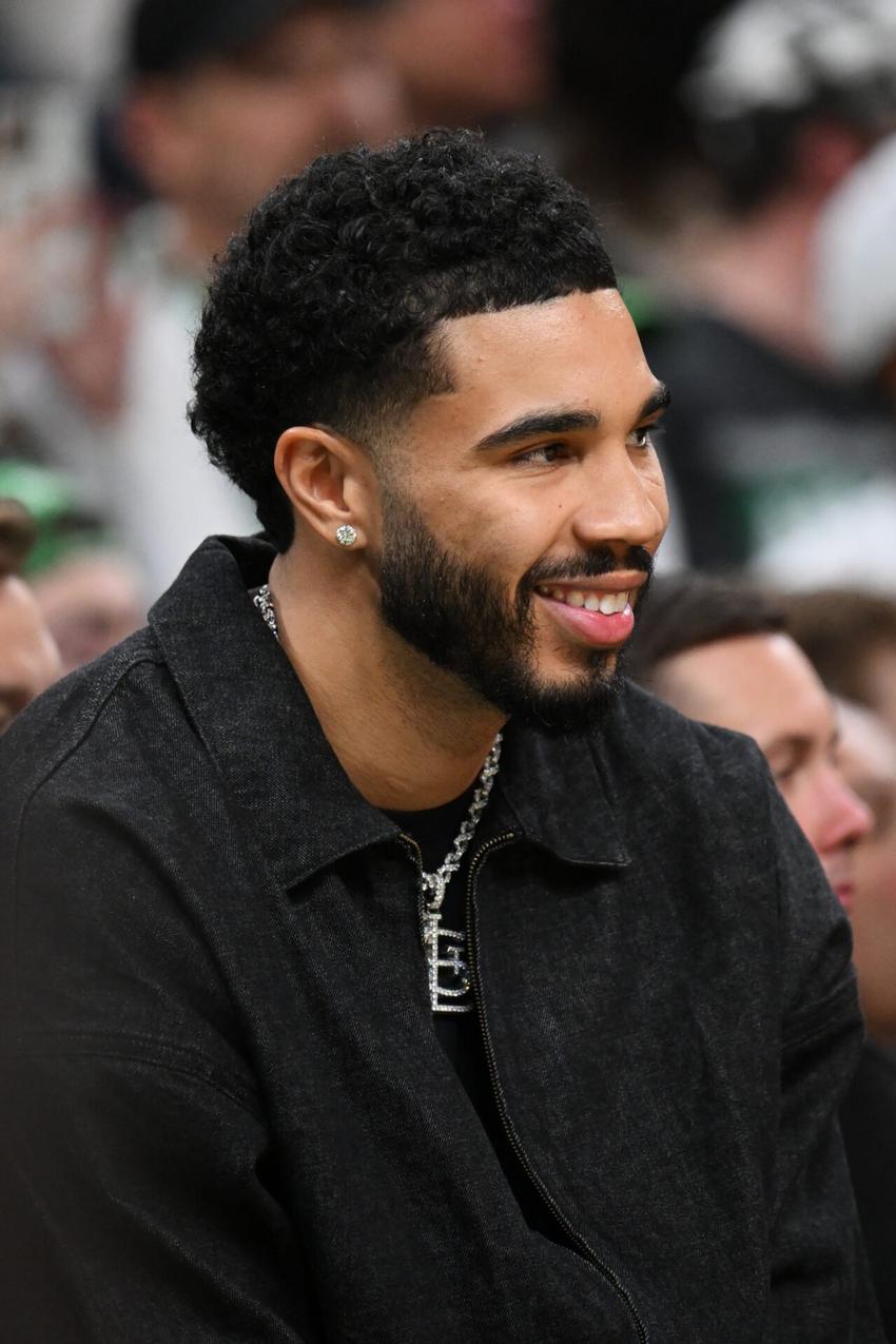 Jayson Tatum sorri durante o jogo no TD Garden, em Boston, em 10/1/2026 (Foto: David Dow/NBAE via Getty Images/AFP)