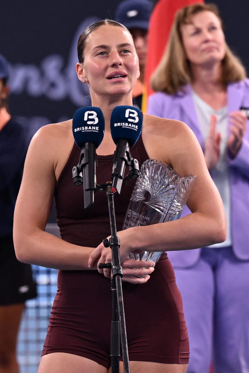 Marta Kostyuk, da Ucrânia, fala após derrota para Aryna Sabalenka na final de simples feminino do WTA de Brisbane, em 11 de janeiro de 2026. (Foto: William West/AFP)