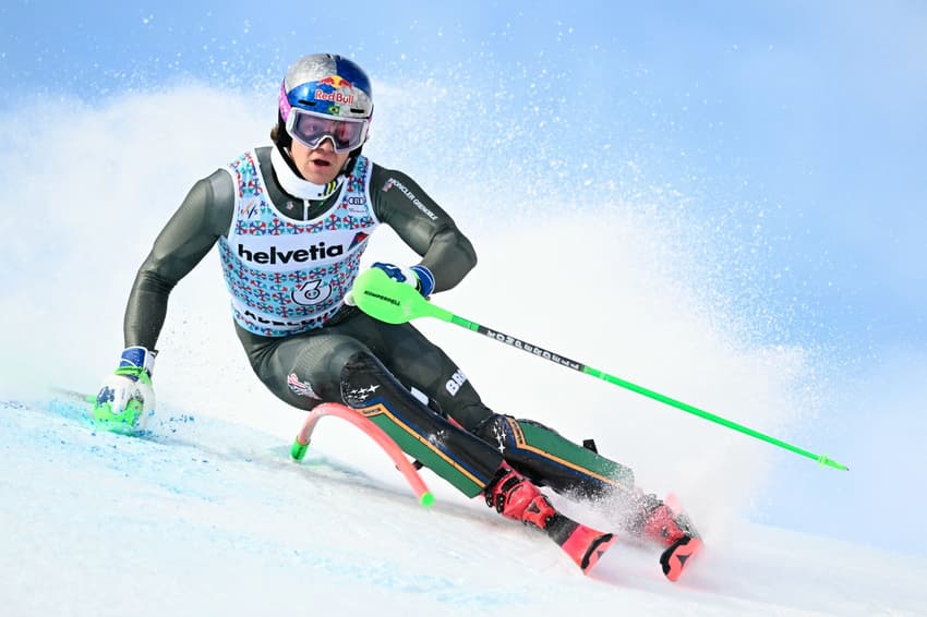 O brasileiro Lucas Pinheiro Braathen compete na primeira descida do slalom masculino da Copa do Mundo de Esqui Alpino, em Adelboden, no sudoeste da Suíça, em 11 de janeiro de 2026. (Foto: Fabrice COFFRINI/AFP)