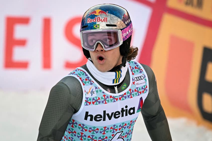O brasileiro Lucas Pinheiro Braathen reage após cruzar a linha de chegada na segunda descida do slalom masculino da Copa do Mundo de Esqui Alpino, em Adelboden, no sudoeste da Suíça, em 11 de janeiro de 2026. (Foto: Fabrice COFFRINI/AFP)