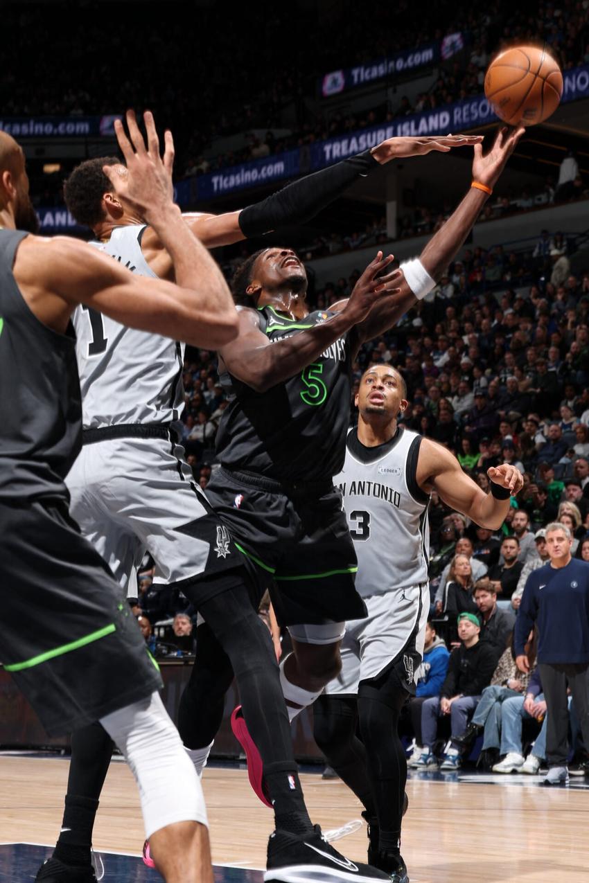 Anthony Edwards, do Timberwolves, ataca a cesta contra o Spurs em Minneapolis (Foto: David Sherman/NBAE/Getty Images/AFP)