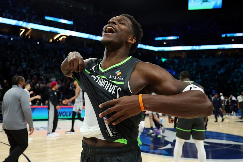 Anthony Edwards comemora vitória do Timberwolves sobre o Spurs em Minneapolis (Foto: David Berding/Getty Images/AFP)