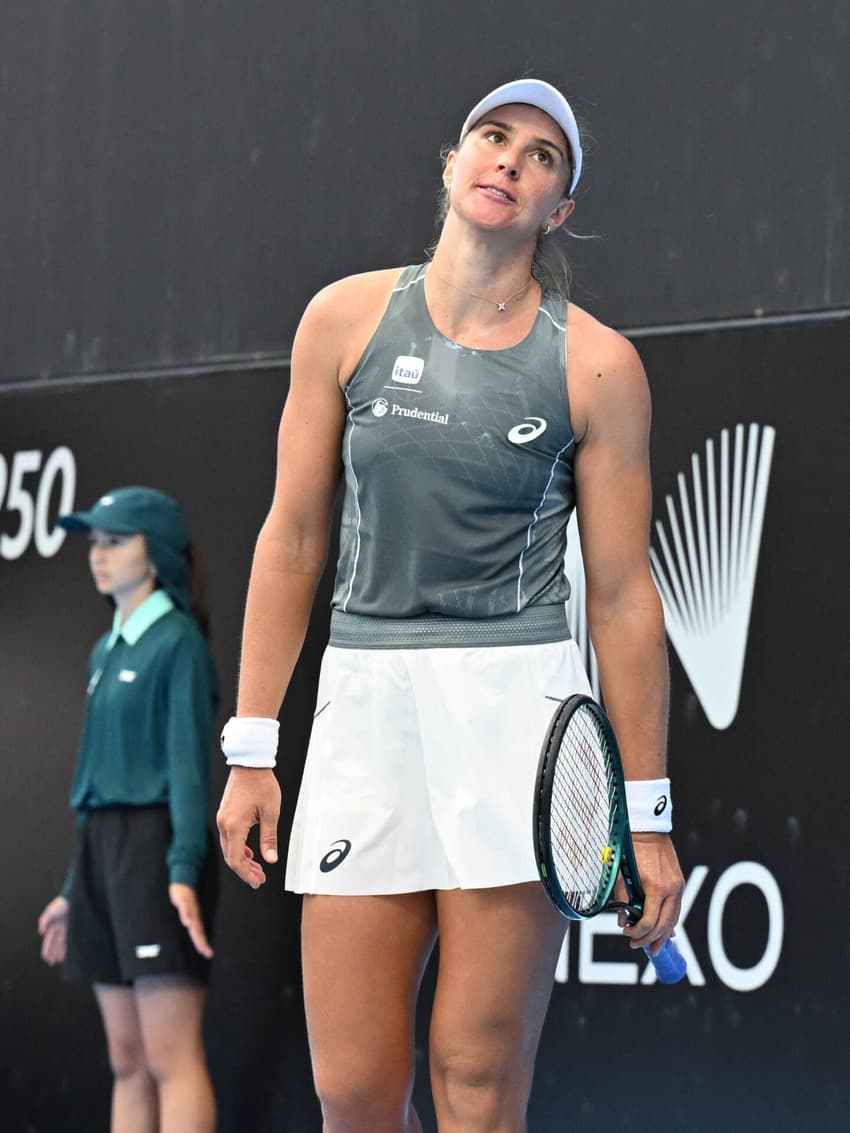 Bia Haddad reage durante partida de simples feminina contra a canadense Victoria Mboko no Adelaide International 2026, em Adelaide, em 12 de janeiro de 2026. (Foto: Michael ERREY/AFP)