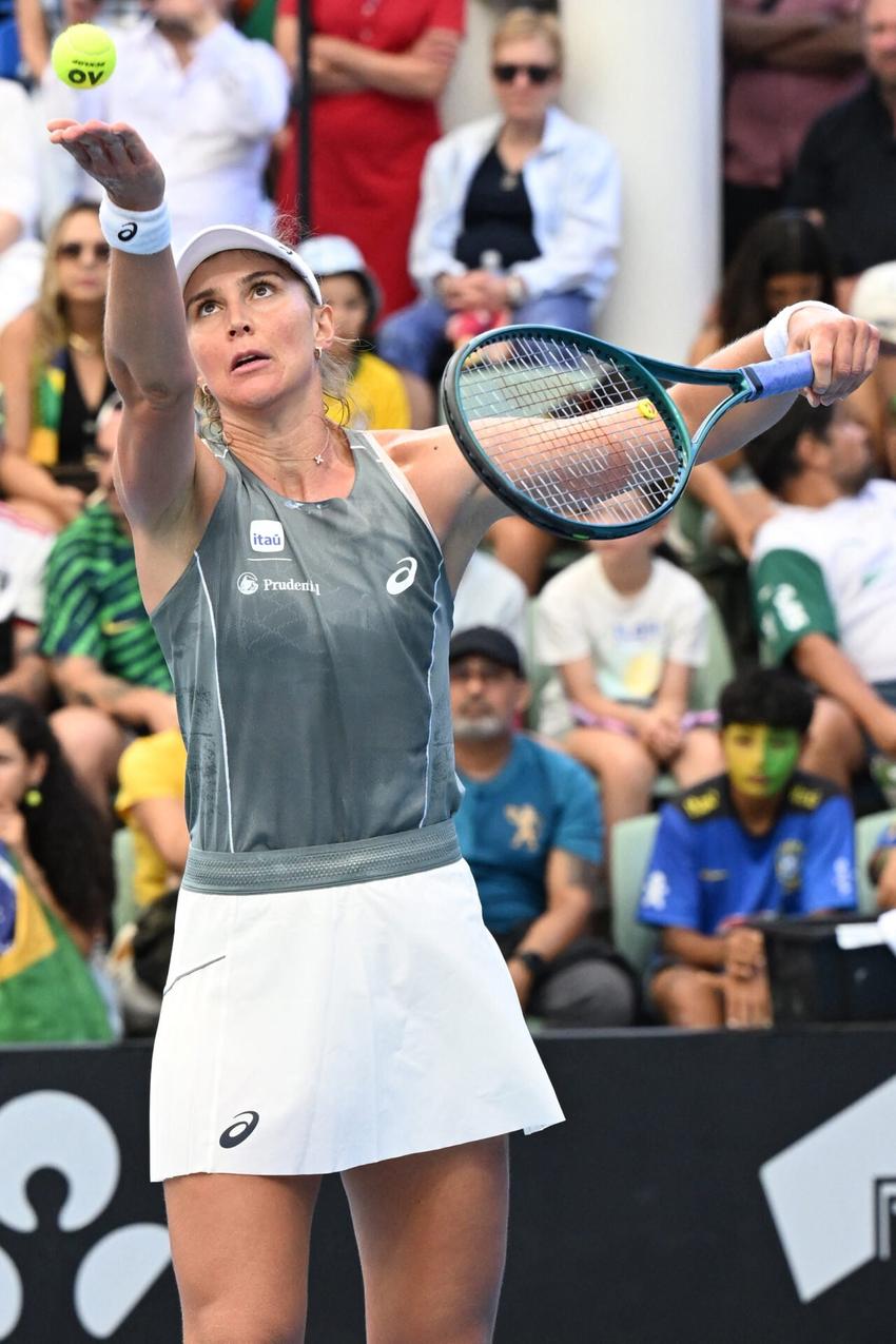 Bia Haddad reage durante partida de simples feminina contra a canadense Victoria Mboko no Adelaide International 2026, em Adelaide, em 12 de janeiro de 2026. (Foto: Michael ERREY/AFP)