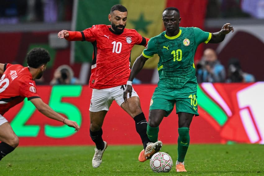 Sadio Mané e Mohamed Salah disputam bola durante semifinal entre Senegal e Egito (Foto: SEBASTIEN BOZON / AFP)