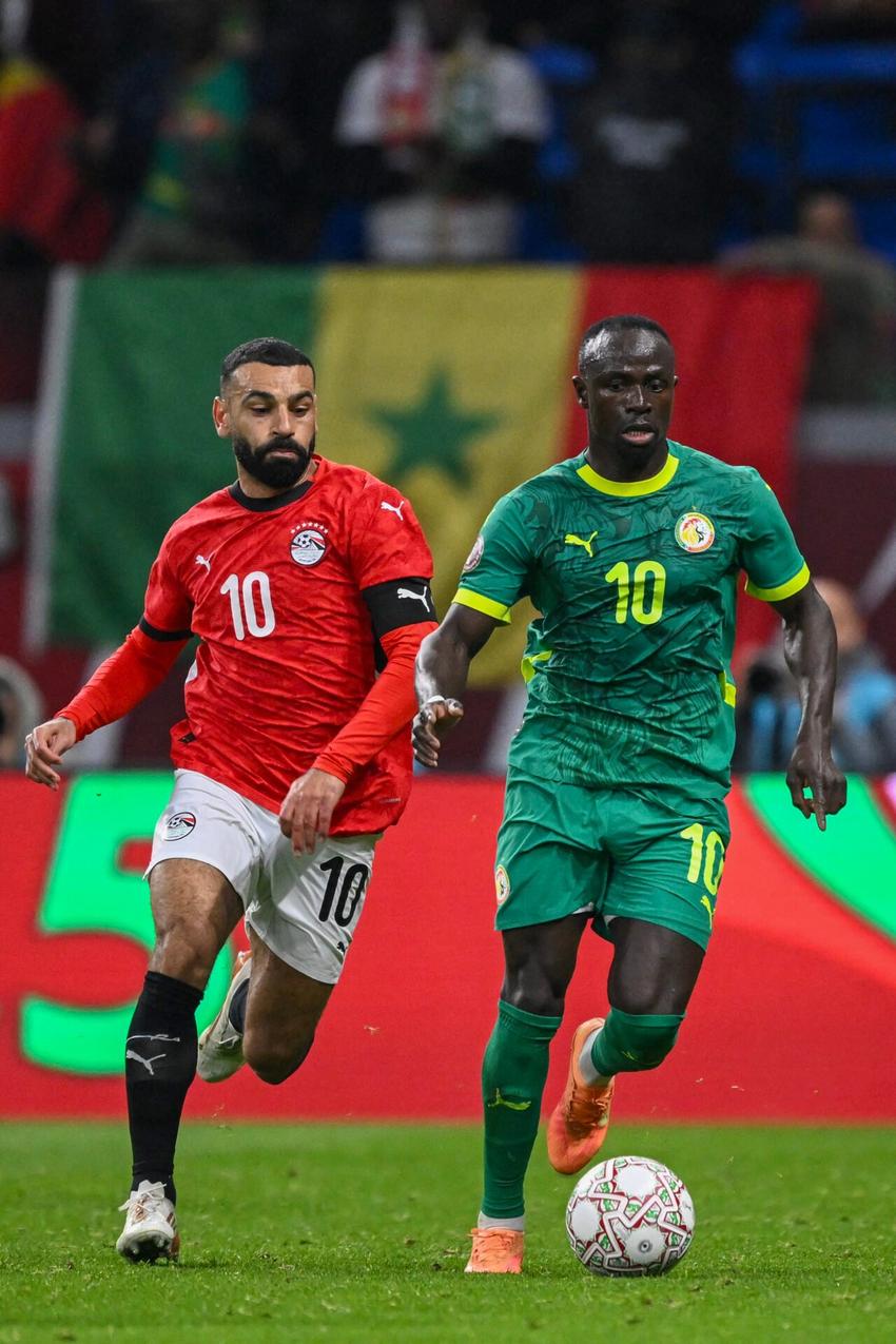 Mané e Salah, ex-companheiros de Liverpool, em ação no duelo entre Marrocos e Senegal, na Copa Africana de Nações (Foto: Sebastien Bozon/AFP)